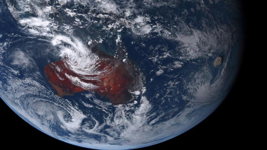Citra satelit yang diambil oleh Himawari-8 yang merupakan satelit cuaca Jepang yang dioperasikan oleh Badan Meteorologi Jepang dan dirilis oleh Institut Teknologi Informasi dan Komunikasi Nasional (NICT) menunjukkan letusan gunung berapi bawah laut di negara Pasifik Tonga Sabtu (15/1/2022). (NICT via AP)