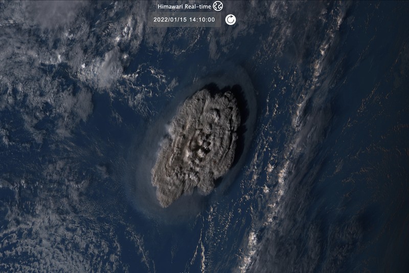 Satelit cuacamenunjukkan sebelum letusan gunung berapi bawah laut di negara Pasifik Tonga Gambar Planet SkySat pada 7 Januari 2022 menunjukkan kepulan asap mengepul dari gunung berapi bawah laut Hunga Tonga-Hunga Ha'apai beberapa hari sebelum letusannya pada 15 Januari, di Hunga Tonga-Hunga Ha'apai. (Planet Labs PBC/via REUTERS)