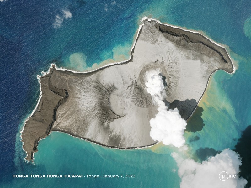 Gambar Planet SkySat pada 7 Januari 2022 menunjukkan kepulan asap mengepul dari gunung berapi bawah laut Hunga Tonga-Hunga Ha'apai beberapa hari sebelum letusannya pada 15 Januari, di Hunga Tonga-Hunga Ha'apai. (Planet Labs PBC/via REUTERS)
