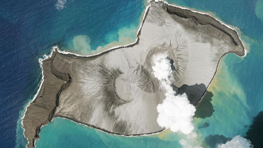 Gambar Planet SkySat pada 7 Januari 2022 menunjukkan kepulan asap mengepul dari gunung berapi bawah laut Hunga Tonga-Hunga Ha'apai beberapa hari sebelum letusannya pada 15 Januari, di Hunga Tonga-Hunga Ha'apai. (Planet Labs PBC/via REUTERS)