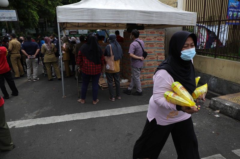 Bazar Minyak Goreng Murah (CNBC Indonesia/Tri Susilo) Bazar Minyak Goreng Murah (CNBC Indonesia/Tri Susilo)