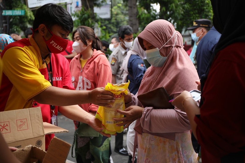 Bazar Minyak Goreng Murah (CNBC Indonesia/Tri Susilo) Bazar Minyak Goreng Murah (CNBC Indonesia/Tri Susilo)