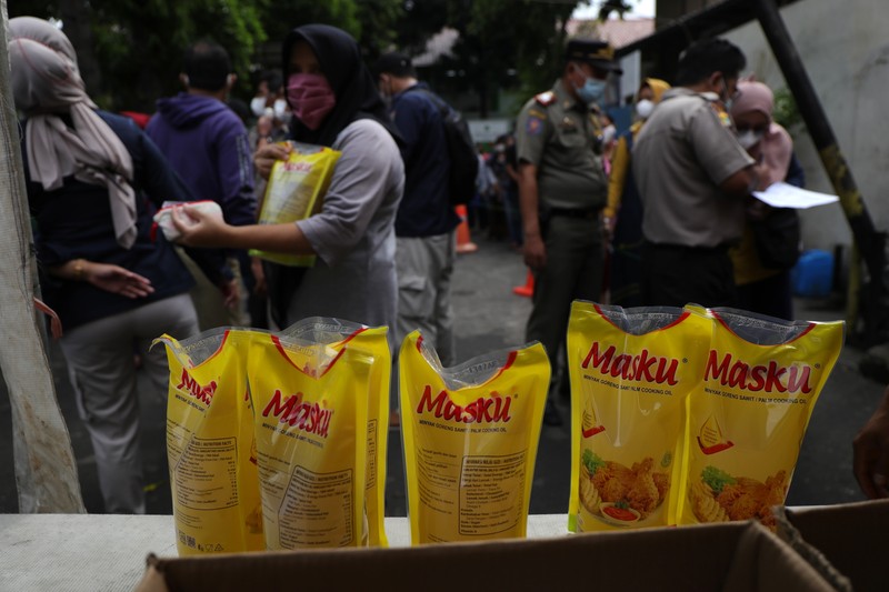 Bazar Minyak Goreng Murah (CNBC Indonesia/Tri Susilo) Bazar Minyak Goreng Murah (CNBC Indonesia/Tri Susilo)
