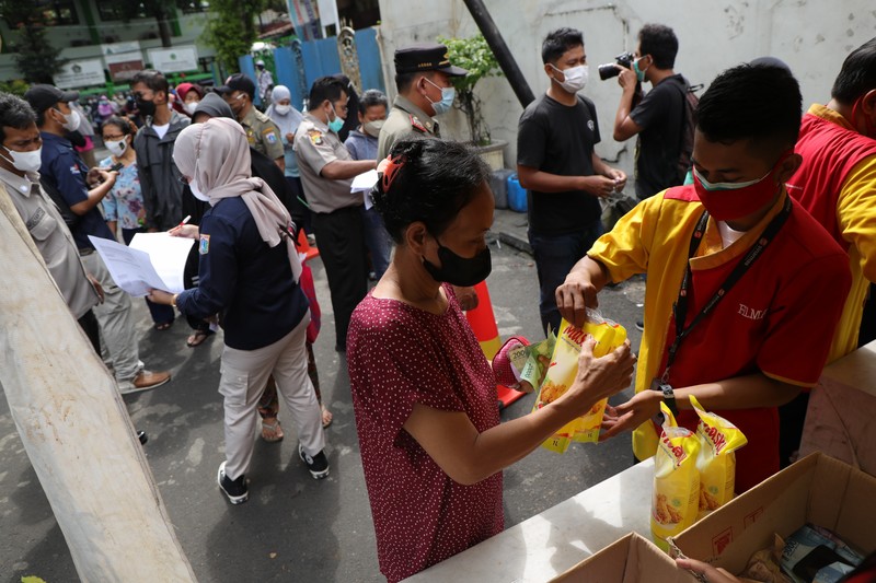 Petugas ambulans memberikan data pasien Covid-19 kepada petugas jaga di Wisma Atlet, Jakarta, Senin (17/1/2022). (CNBC Indonesia/Tri Susilo) Petugas ambulans memberikan data pasien Covid-19 kepada petugas jaga di Wisma Atlet, Jakarta, Senin (17/1/2022). (CNBC Indonesia/Tri Susilo)
