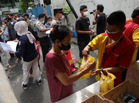 Minyak Goreng Bak 'Emas' Berharga, Orang Rela Antre!