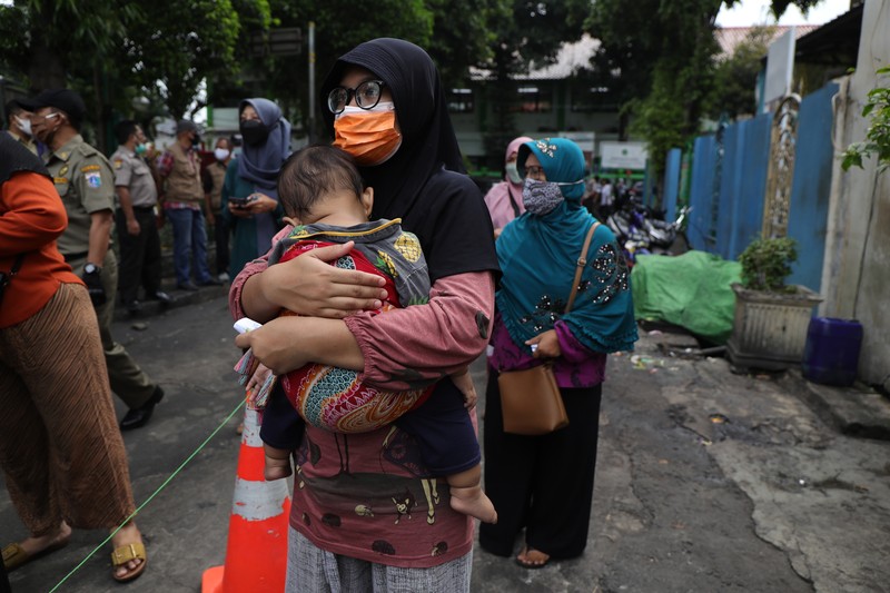 Bazar Minyak Goreng Murah (CNBC Indonesia/Tri Susilo) Bazar Minyak Goreng Murah (CNBC Indonesia/Tri Susilo)