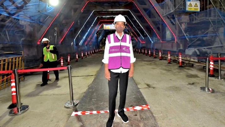 Jokowi di Pintu Masuk Tunnel 2 Proyek Kereta Cepat Jakarta Bandung (KCJB), Kabupaten Purwakarta.