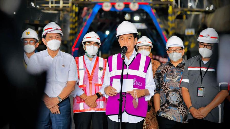 Jokowi Pantau langsung terowongan 2 Kereta Cepat Jakarta-Bandung. (Laily Rachev - Biro Pers Sekretariat Presiden)