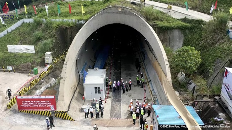 Jokowi Pantau langsung terowongan 2 Kereta Cepat Jakarta-Bandung. (Laily Rachev - Biro Pers Sekretariat Presiden)