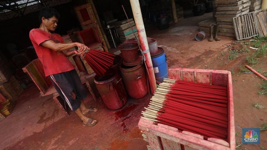 Pekerja menyelesaikan pembuatan hio di Kabupaten Tangerang, Banten, Senin (17/1/2022). (CNBC Indonesia/Andrean Kristianto)