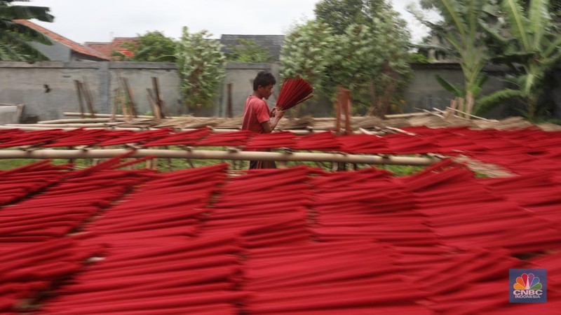 Pekerja menyelesaikan pembuatan hio di Kabupaten Tangerang, Banten, Senin (17/1/2022). (CNBC Indonesia/Andrean Kristianto)