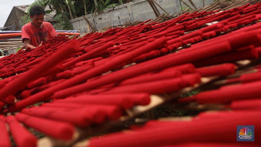 Pekerja menyelesaikan pembuatan hio di Kabupaten Tangerang, Banten, Senin (17/1/2022). (CNBC Indonesia/Andrean Kristianto)