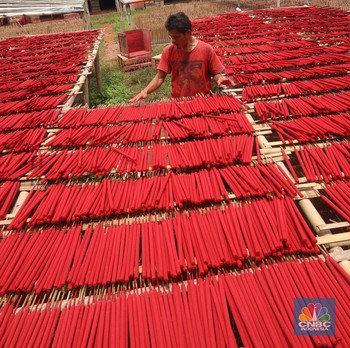 Potret Pembuat Hio Jelang Imlek di Pinggiran Jakarta