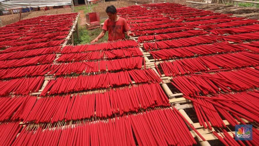 Pekerja menyelesaikan pembuatan hio di Kabupaten Tangerang, Banten, Senin (17/1/2022). (CNBC Indonesia/Andrean Kristianto)