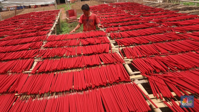 Pekerja menyelesaikan pembuatan hio di Kabupaten Tangerang, Banten, Senin (17/1/2022). (CNBC Indonesia/Andrean Kristianto)