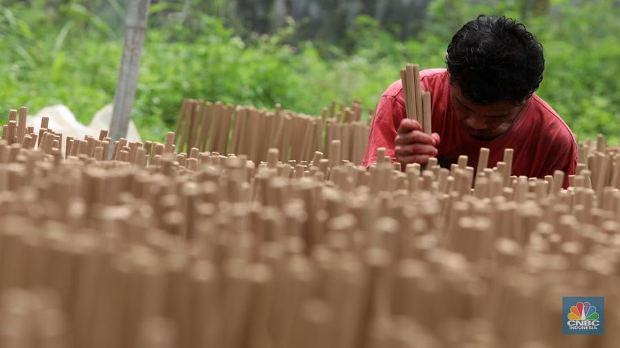 Pekerja menyelesaikan pembuatan hio di Kabupaten Tangerang, Banten, Senin (17/1/2022). (CNBC Indonesia/Andrean Kristianto)