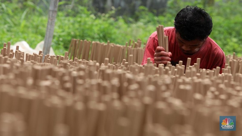 Pekerja menyelesaikan pembuatan hio di Kabupaten Tangerang, Banten, Senin (17/1/2022). (CNBC Indonesia/Andrean Kristianto)