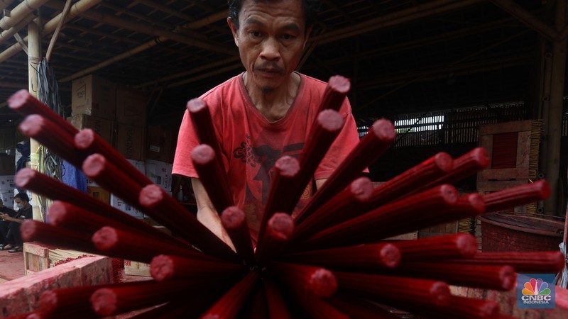 Pekerja menyelesaikan pembuatan hio di Kabupaten Tangerang, Banten, Senin (17/1/2022). (CNBC Indonesia/Andrean Kristianto) Pekerja menyelesaikan pembuatan hio di Kabupaten Tangerang, Banten, Senin (17/1/2022). (CNBC Indonesia/Andrean Kristianto)