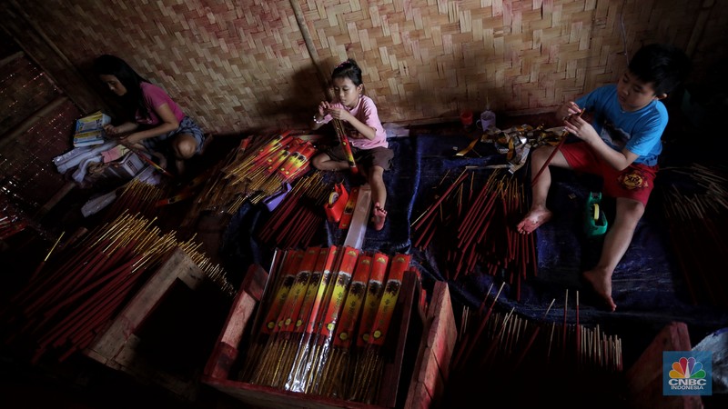 Pekerja menyelesaikan pembuatan hio di Kabupaten Tangerang, Banten, Senin (17/1/2022). (CNBC Indonesia/Andrean Kristianto)