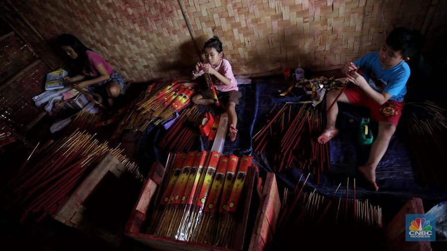 Pekerja menyelesaikan pembuatan hio di Kabupaten Tangerang, Banten, Senin (17/1/2022). (CNBC Indonesia/Andrean Kristianto)