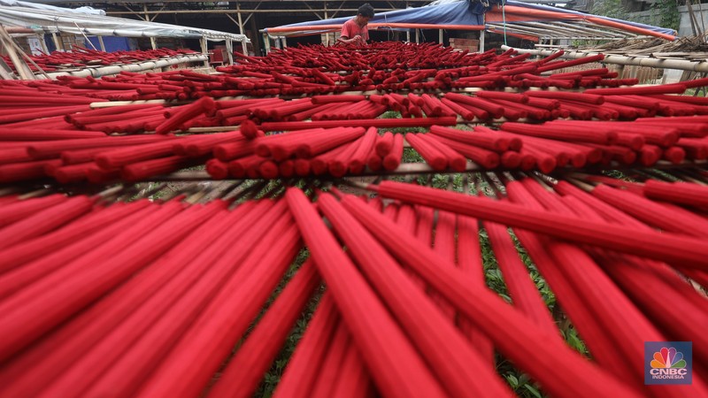 Pekerja menyelesaikan pembuatan hio di Kabupaten Tangerang, Banten, Senin (17/1/2022). (CNBC Indonesia/Andrean Kristianto)
