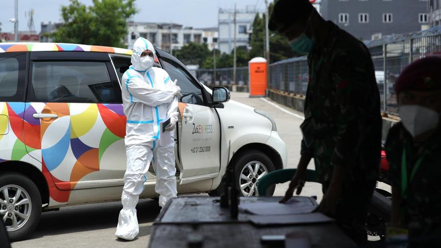 Petugas ambulans memberikan data pasien Covid-19 kepada petugas jaga di Wisma Atlet, Jakarta, Senin (17/1/2022). (²©²ÊÍøÕ¾/Tri Susilo)
