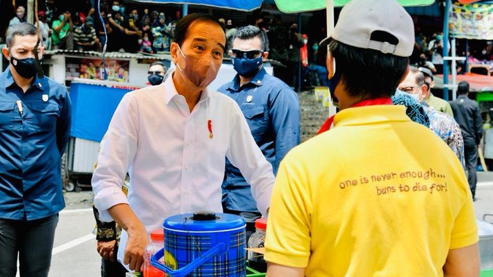 Presiden Joko Widodo mengunjungi Pasar Sederhana di Kota Bandung, Provinsi Jawa Barat, pada Senin, 17 Januari 2022, untuk meninjau sekaligus memberikan bantuan tunai untuk pedagang kaki lima dan warung. (Laily Rachev - Biro Pers Sekretariat Presiden) Presiden Joko Widodo mengunjungi Pasar Sederhana di Kota Bandung, Provinsi Jawa Barat, pada Senin, 17 Januari 2022, untuk meninjau sekaligus memberikan bantuan tunai untuk pedagang kaki lima dan warung. (Laily Rachev - Biro Pers Sekretariat Presiden)