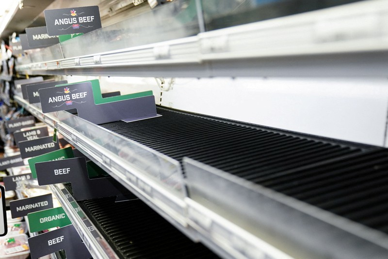 HEALTH-CORONAVIRUS/USA An egg display case is seen nearly empty at a Giant Food grocery store as the U.S. continues to experience supply chain disruptions in Washington, U.S., January 9, 2022. REUTERS/Sarah Silbiger
