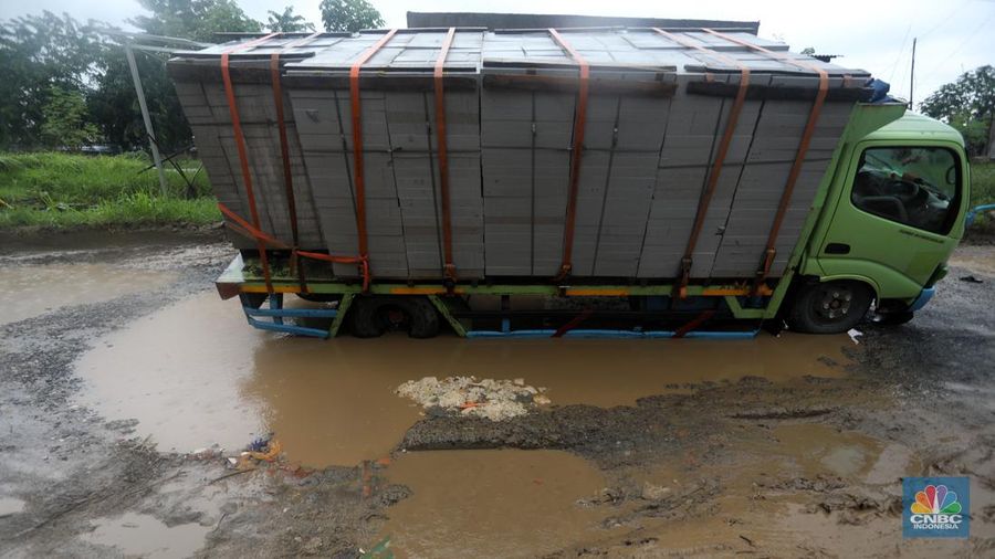 Jalan Rusak di Kawasan Cibitung (CNBC Indonesia/Andrean Kristianto)