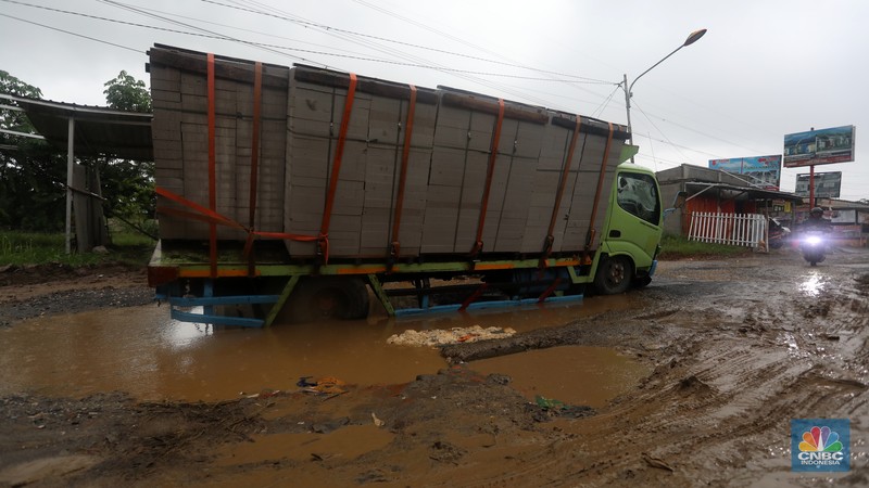Jalan Rusak di Kawasan Cibitung (CNBC Indonesia/Andrean Kristianto)