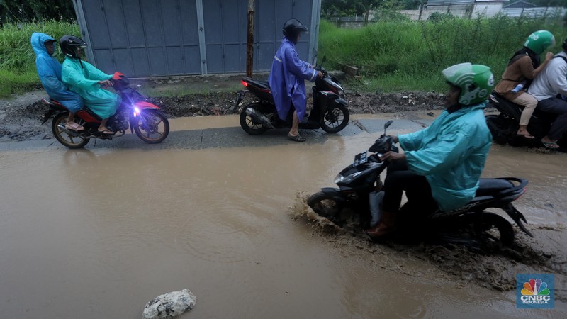 Jalan Rusak di Kawasan Cibitung (CNBC Indonesia/Andrean Kristianto)