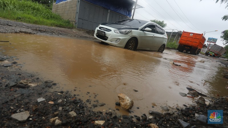 Jalan Rusak di Kawasan Cibitung (CNBC Indonesia/Andrean Kristianto) Jalan Rusak di Kawasan Cibitung (CNBC Indonesia/Andrean Kristianto)