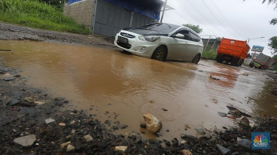 Jalan Rusak di Kawasan Cibitung (CNBC Indonesia/Andrean Kristianto)