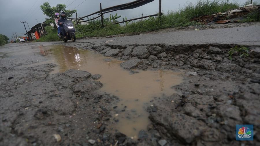 Jalan Rusak di Kawasan Cibitung (CNBC Indonesia/Andrean Kristianto)