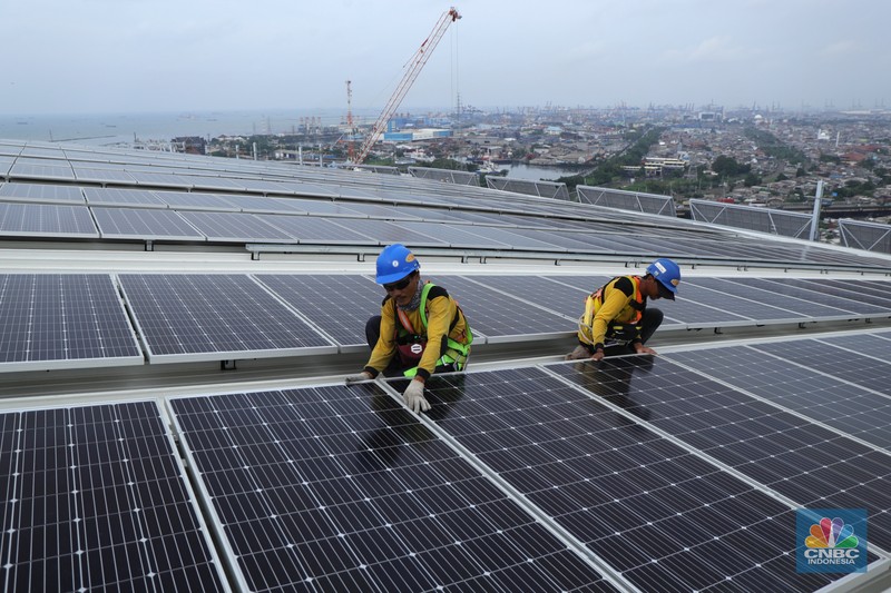 Pekerja mengangkat panel surya di atas atap Stadion Jakarta Internasional Stadium (JIS) di Jakarta, Selasa (18/1/2022). (CNBC Indonesia/Tri Susilo) Pekerja mengangkat panel surya di atas atap Stadion Jakarta Internasional Stadium (JIS) di Jakarta, Selasa (18/1/2022). (CNBC Indonesia/Tri Susilo)