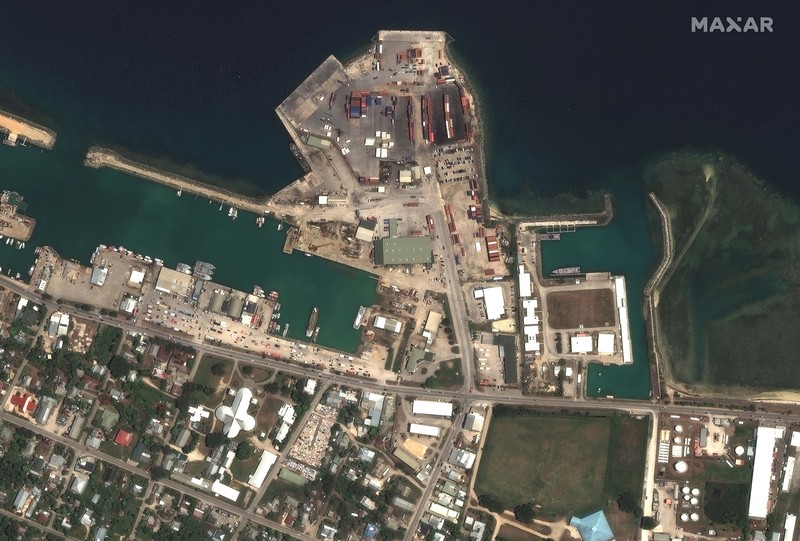 Tonga Volcano Eruption Citra satelit yang disediakan oleh Maxar Technologies ini menunjukkan pandangan lebih dekat dari gunung berapi Hunga Tonga Hunga Ha'apai di Tonga pada 10 April 2021. (Citra satelit © 2022 Maxar Technologies via AP)