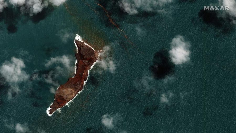 Gambar satelit yang disediakan oleh Maxar Technologies ini menunjukkan pemandangan gunung berapi Hunga Tonga Hunga Ha'apai di Tonga Selasa, 18 Januari 2022 setelah letusan gunung berapi bawah laut yang besar. (Gambar satelit © 2022 Maxar Technologies via AP)