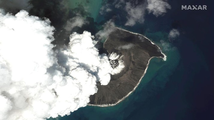 Citra satelit yang disediakan oleh Maxar Technologies ini menunjukkan gambaran umum gunung berapi Hunga Tonga Hunga Ha'apai di Tonga pada 24 Desember 2021. (Satellite image ©2022 Maxar Technologies via AP)