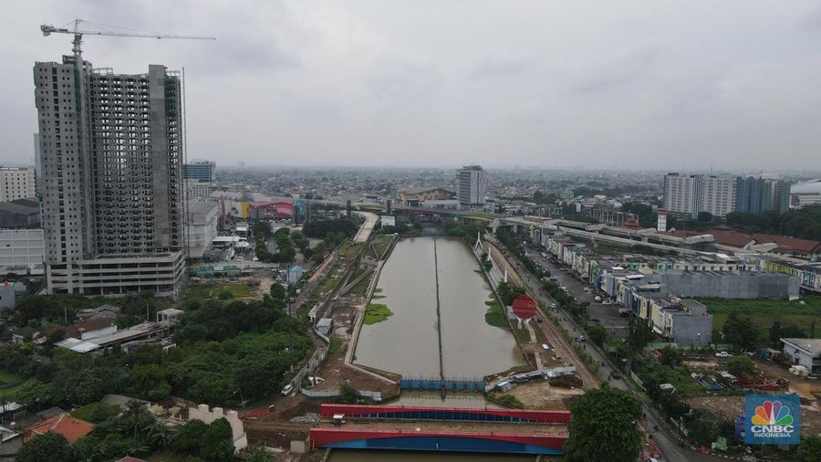 Petugas ambulans memberikan data pasien Covid-19  kepada petugas jaga di Wisma Atlet, Jakarta, Senin (17/1/2022). (CNBC Indonesia/Tri Susilo)