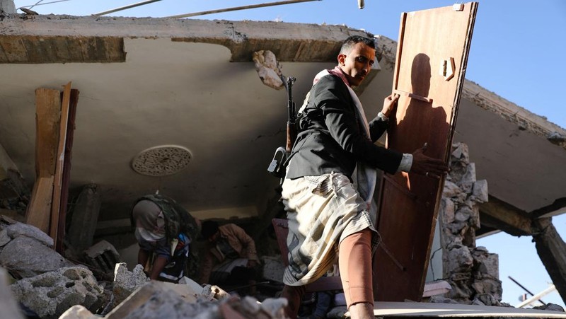 A view of a house hit by Saudi-led air strikes in Sanaa, Yemen, January 18, 2022. REUTERS/Khaled Abdullah
