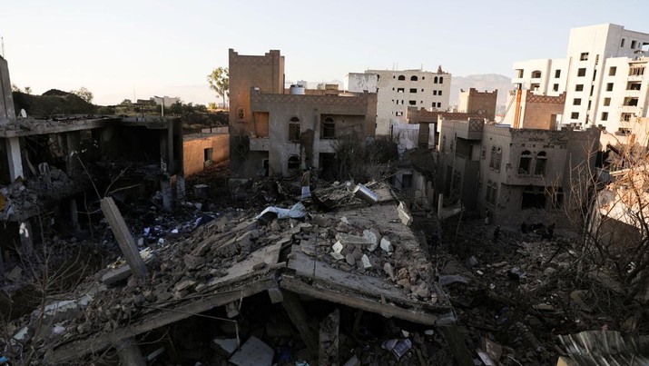 YEMEN-SAUDI/SECURITY A view of a house hit by Saudi-led air strikes in Sanaa, Yemen, January 18, 2022. REUTERS/Khaled Abdullah