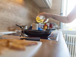 4 Tips Ampuh Hilangkan Noda Minyak, Bisa Pakai Bahan-bahan di Rumah