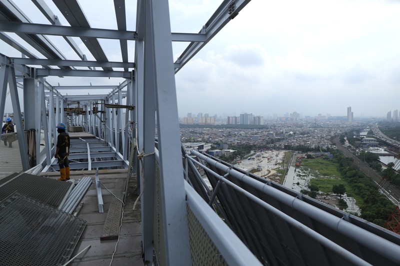 Pekerja melakukan perakitan rangka atap pinggir sky viewing deck di Stadion Internasional Stadium (JIS), Rabu (19/1/2022). (CNBC Indonesia/Tri Susilo) Pekerja melakukan perakitan rangka atap pinggir sky viewing deck di Stadion Internasional Stadium (JIS), Rabu (19/1/2022). (CNBC Indonesia/Tri Susilo)