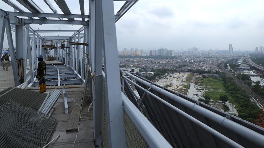 Pekerja melakukan perakitan rangka atap pinggir sky viewing deck di Stadion Internasional Stadium (JIS), Rabu (19/1/2022).   (CNBC Indonesia/Tri Susilo)