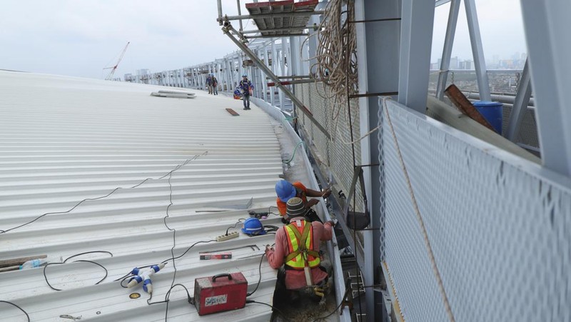 Pekerja melakukan perakitan rangka atap pinggir sky viewing deck di Stadion Internasional Stadium (JIS), Rabu (19/1/2022).   (CNBC Indonesia/Tri Susilo)