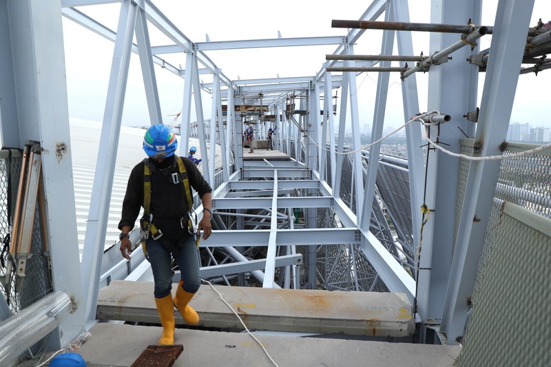 Pekerja melakukan perakitan rangka atap pinggir sky viewing deck di Stadion Internasional Stadium (JIS), Rabu (19/1/2022).   (CNBC Indonesia/Tri Susilo)