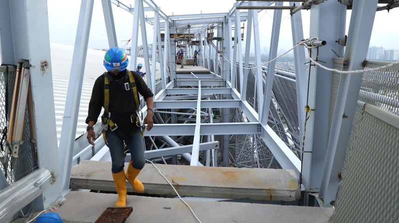 Pekerja melakukan perakitan rangka atap pinggir sky viewing deck di Stadion Internasional Stadium (JIS), Rabu (19/1/2022).   (CNBC Indonesia/Tri Susilo)