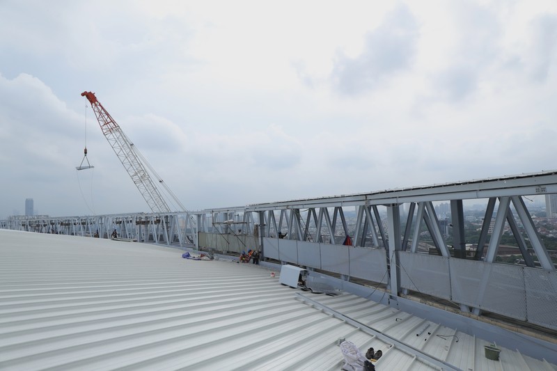 Pekerja melakukan perakitan rangka atap pinggir sky viewing deck di Stadion Internasional Stadium (JIS), Rabu (19/1/2022).   (CNBC Indonesia/Tri Susilo)
