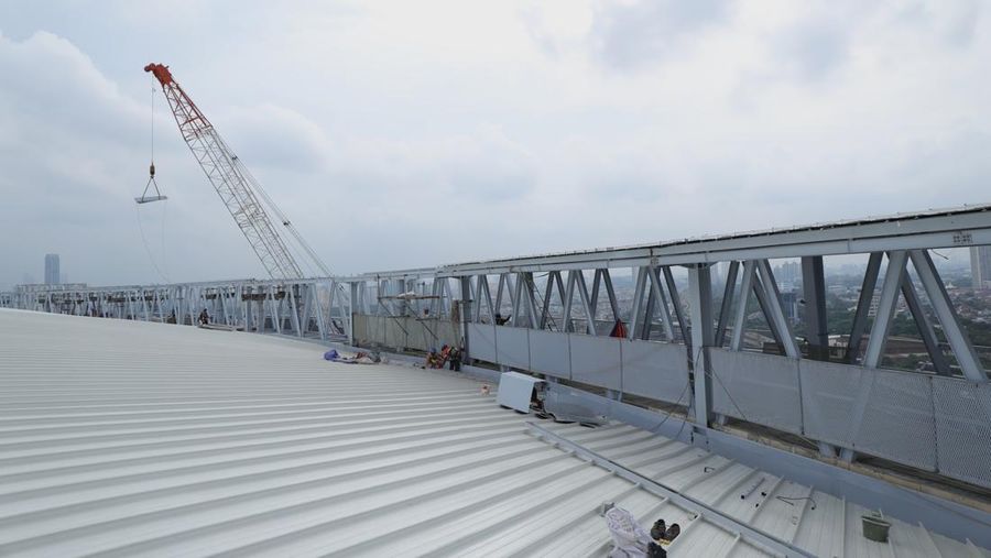 Pekerja melakukan perakitan rangka atap pinggir sky viewing deck di Stadion Internasional Stadium (JIS), Rabu (19/1/2022).   (CNBC Indonesia/Tri Susilo)