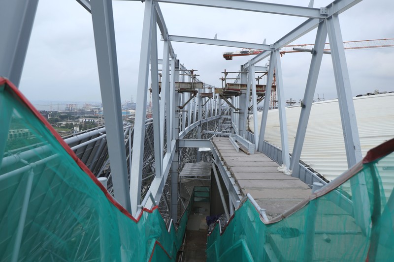 Pekerja melakukan perakitan rangka atap pinggir sky viewing deck di Stadion Internasional Stadium (JIS), Rabu (19/1/2022).   (CNBC Indonesia/Tri Susilo)